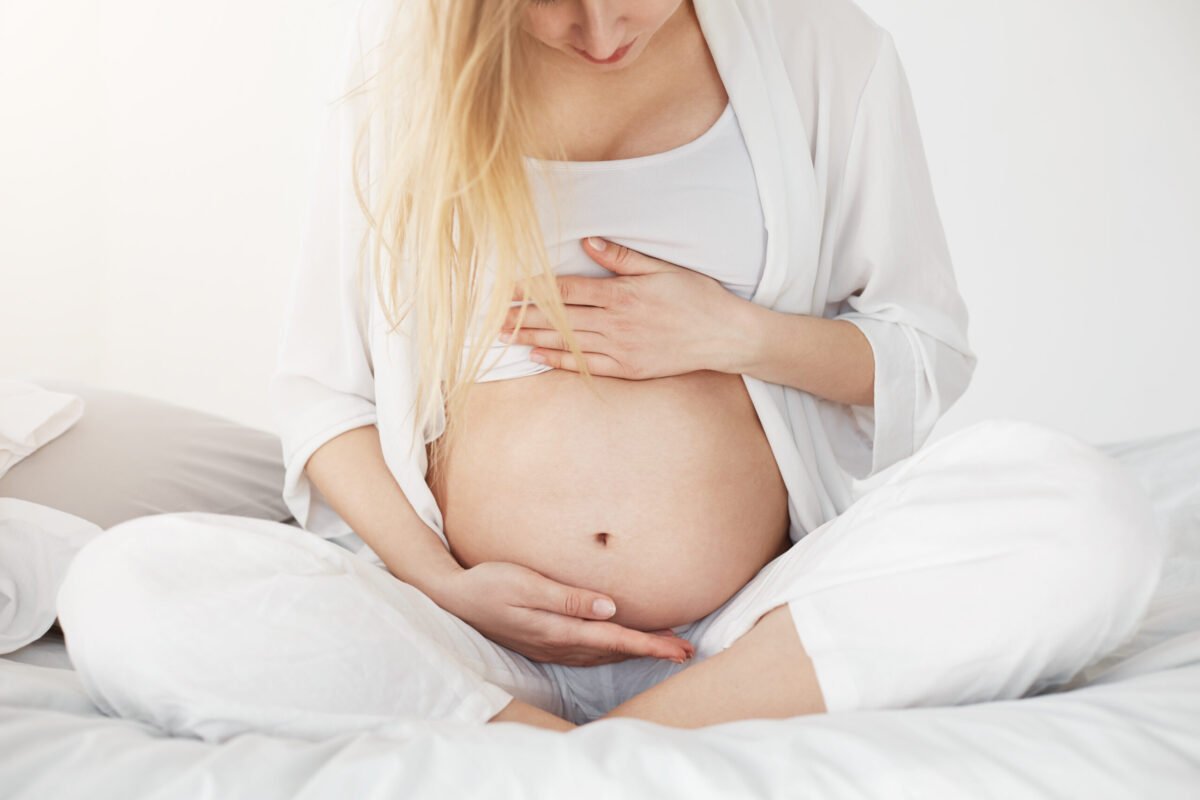 embarazada viendo su vientre